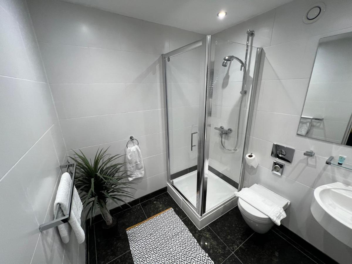 Sun Street Aparthotel Lancaster Bagian luar foto